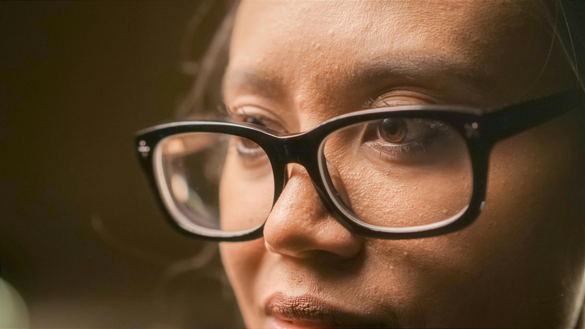 Mulher com óculos com lentes de grau