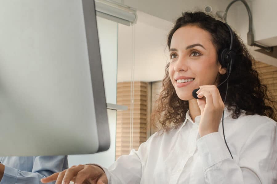 Crescimento do uso de assistentes virtuais em serviços de telecomunicações no Brasil