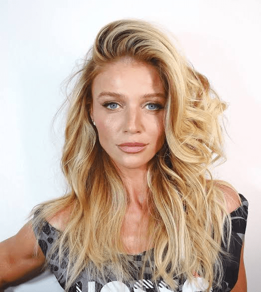 Qual a altura de Cintia Dicker? Descubra tudo sobre a modelo