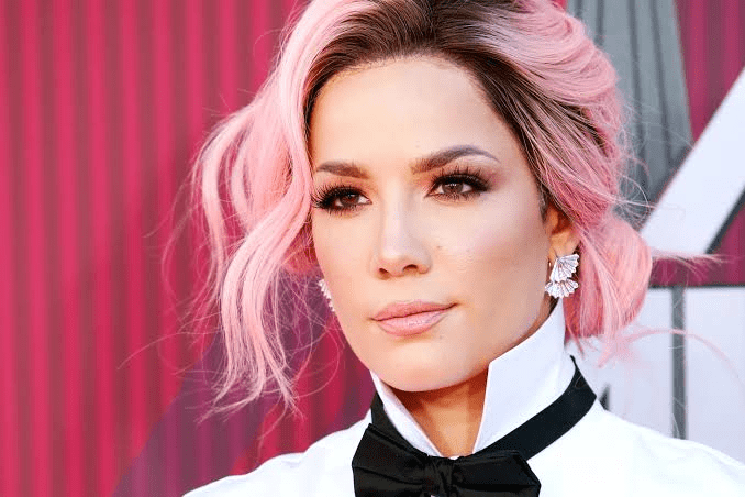 Qual a altura de Halsey? Dados, contexto e curiosidades
