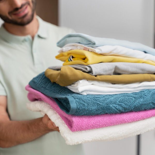 Como o controle de temperatura otimiza a higienização das roupas?