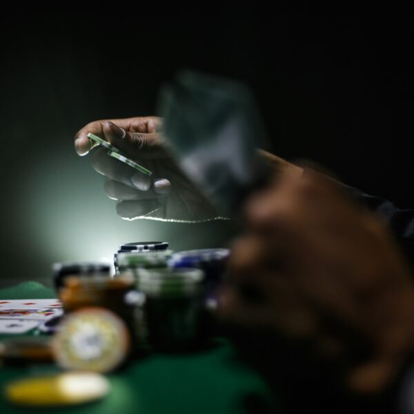 Mãos jogando cartas e fichas