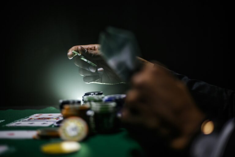 Mãos jogando cartas e fichas